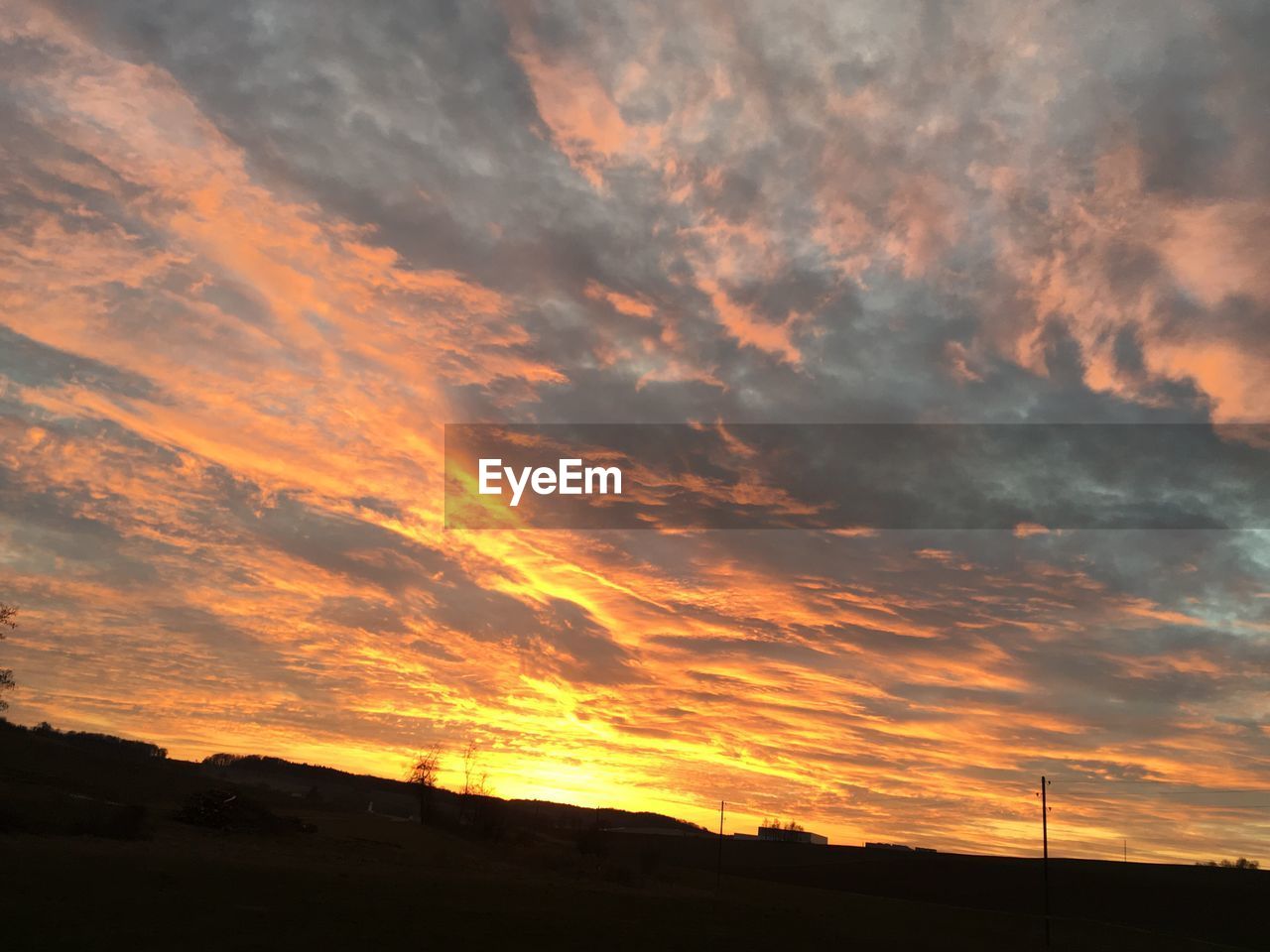 SCENIC VIEW OF DRAMATIC SKY OVER SILHOUETTE LANDSCAPE