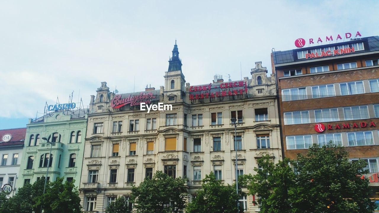 LOW ANGLE VIEW OF BUILDINGS AGAINST SKY