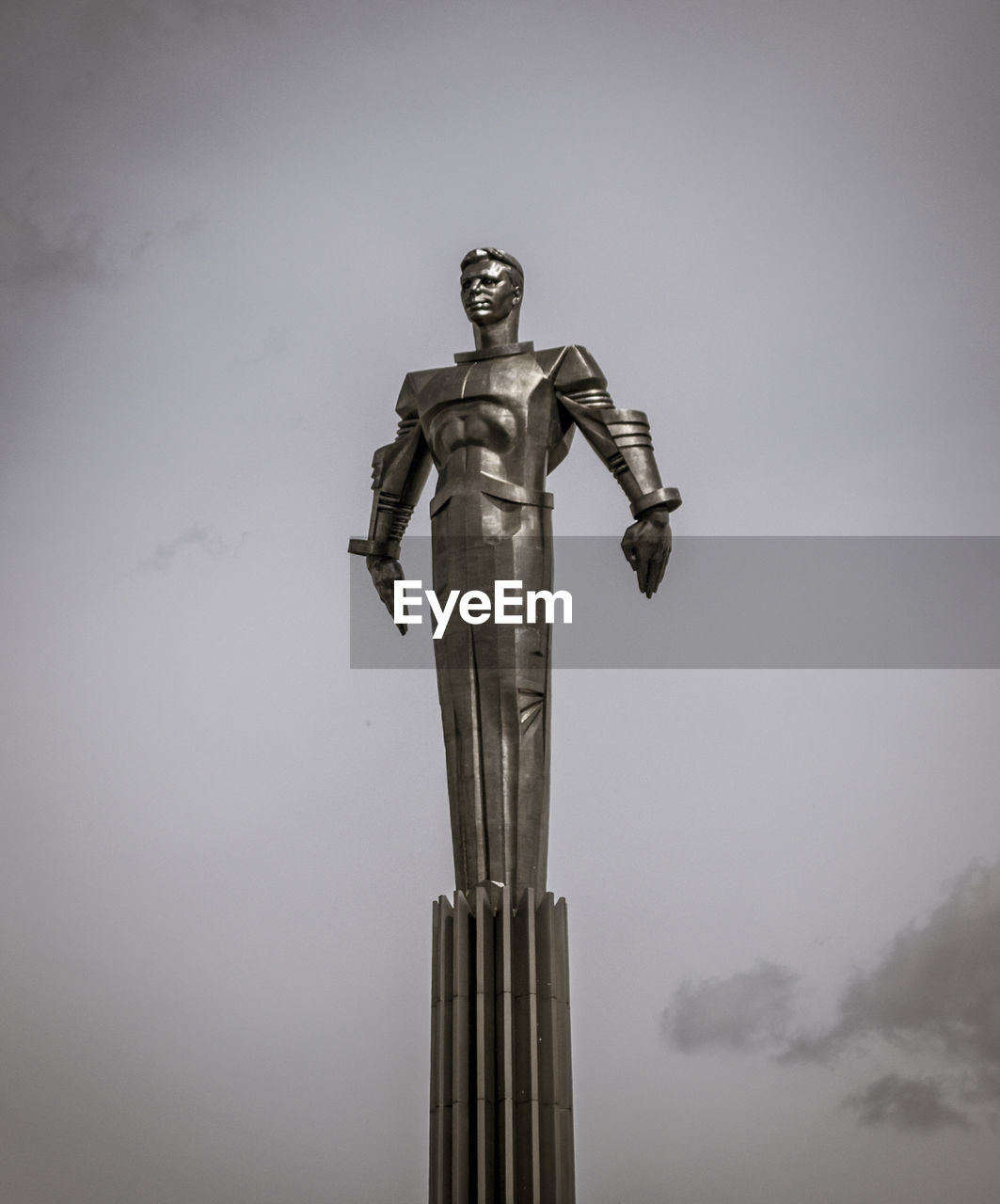 LOW ANGLE VIEW OF STATUE AGAINST THE SKY