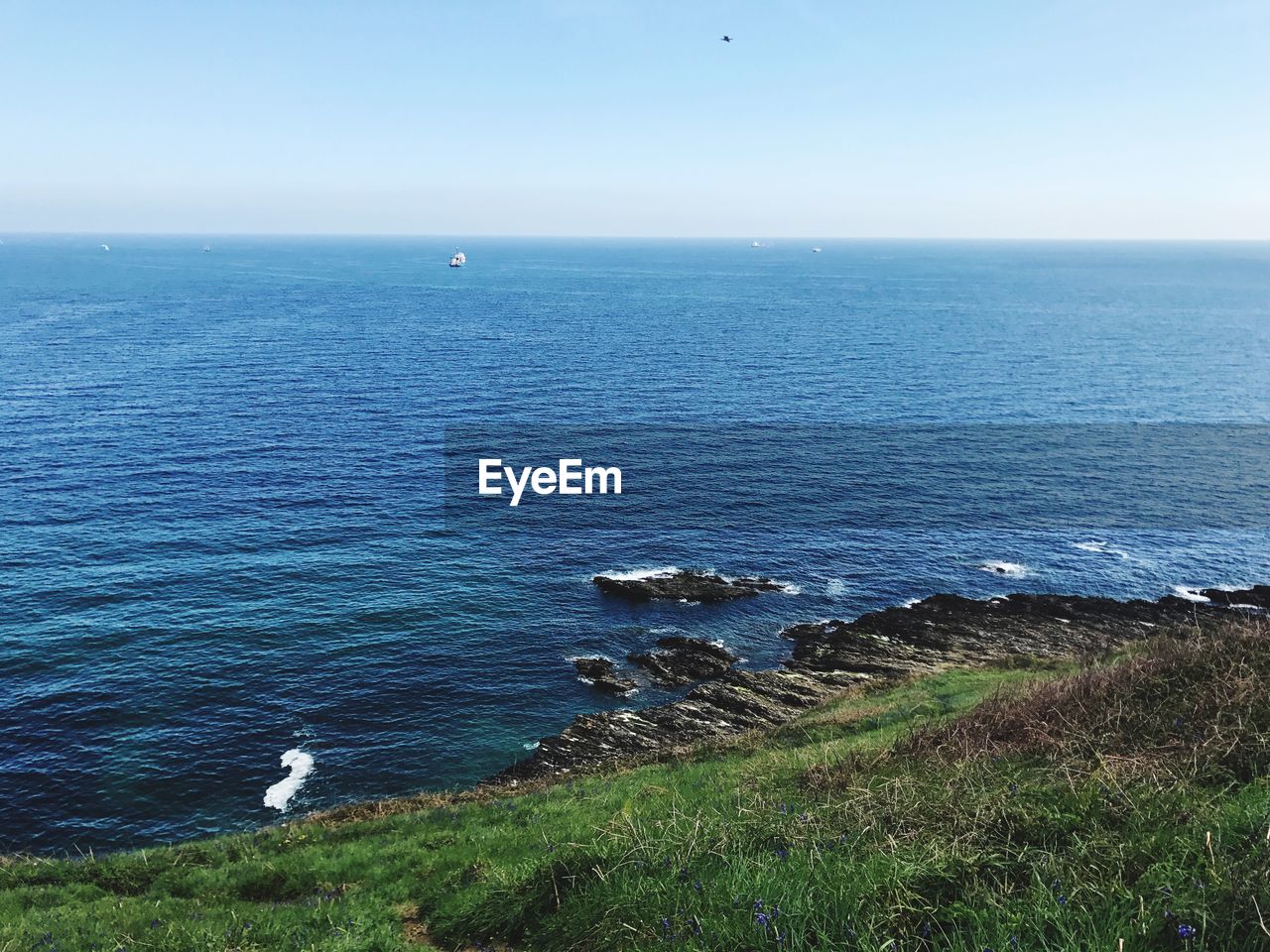 SCENIC VIEW OF SEA SHORE AGAINST SKY