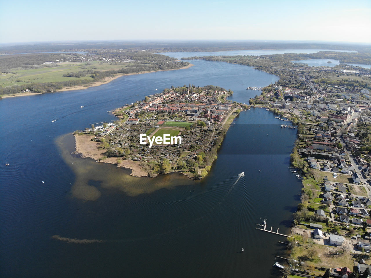 HIGH ANGLE VIEW OF CITY ON SEA