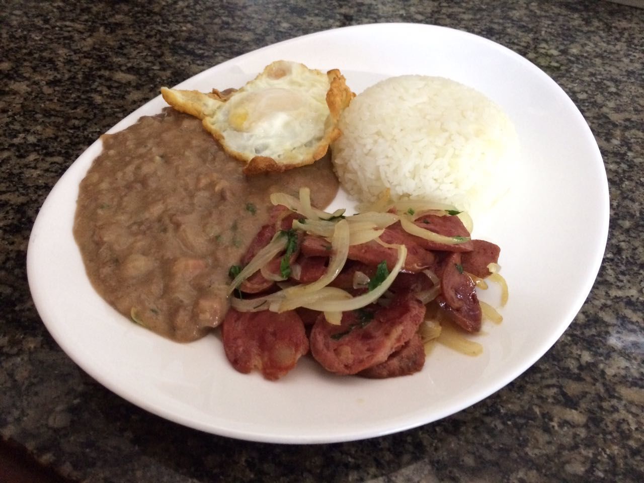 HIGH ANGLE VIEW OF BREAKFAST ON PLATE