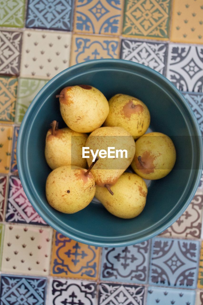 CLOSE-UP OF FRUITS IN PLATE ON TABLE