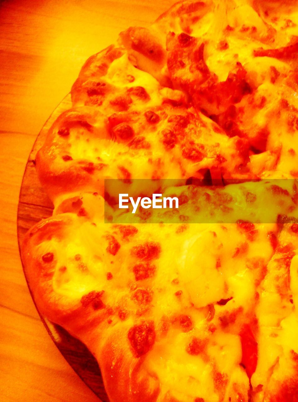 CLOSE-UP OF PIZZA