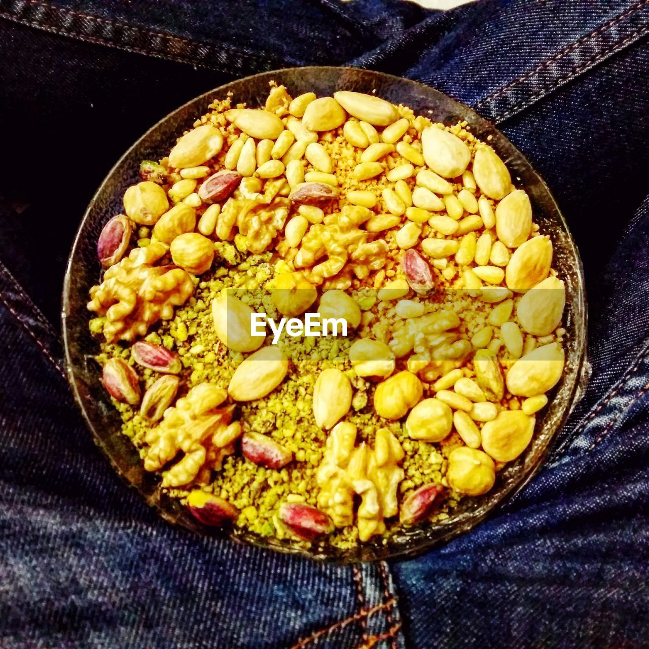 CLOSE-UP OF FOOD IN BOWL