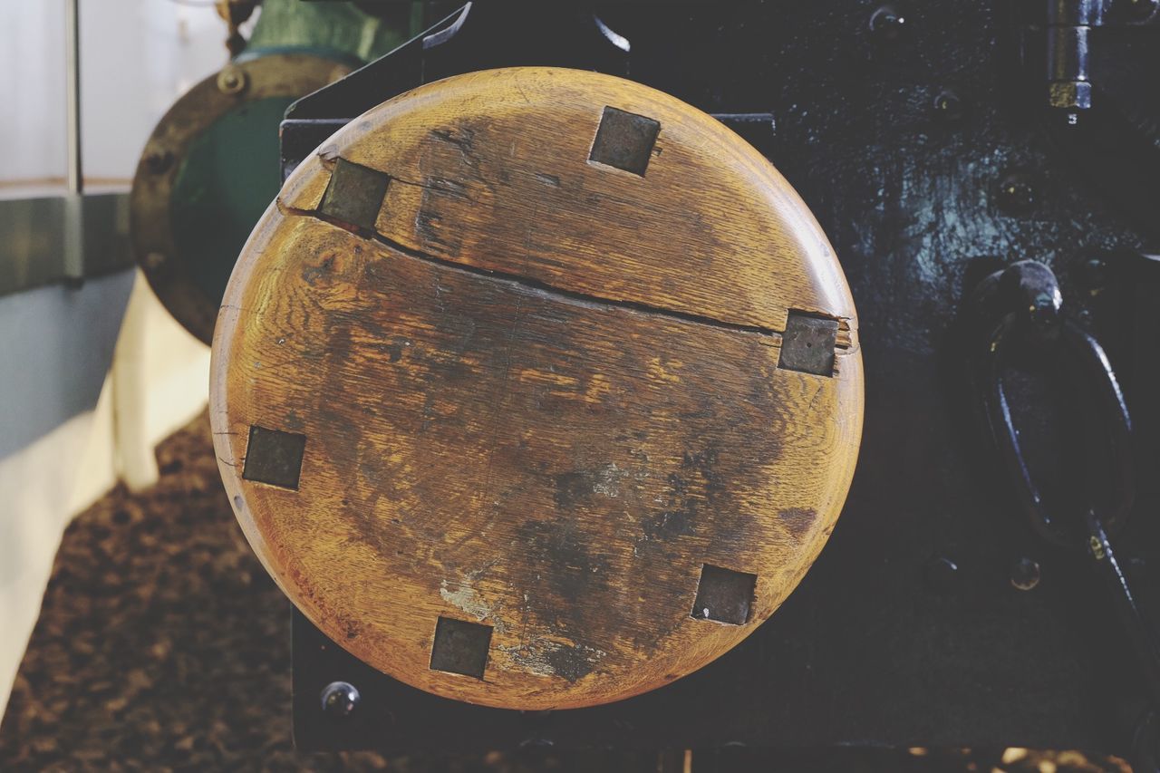 HIGH ANGLE VIEW OF VINTAGE CAR ON WOODEN FLOOR