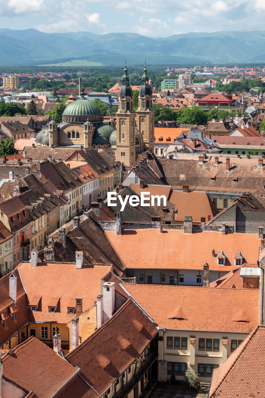 HIGH ANGLE VIEW OF TOWNSCAPE AGAINST SKY