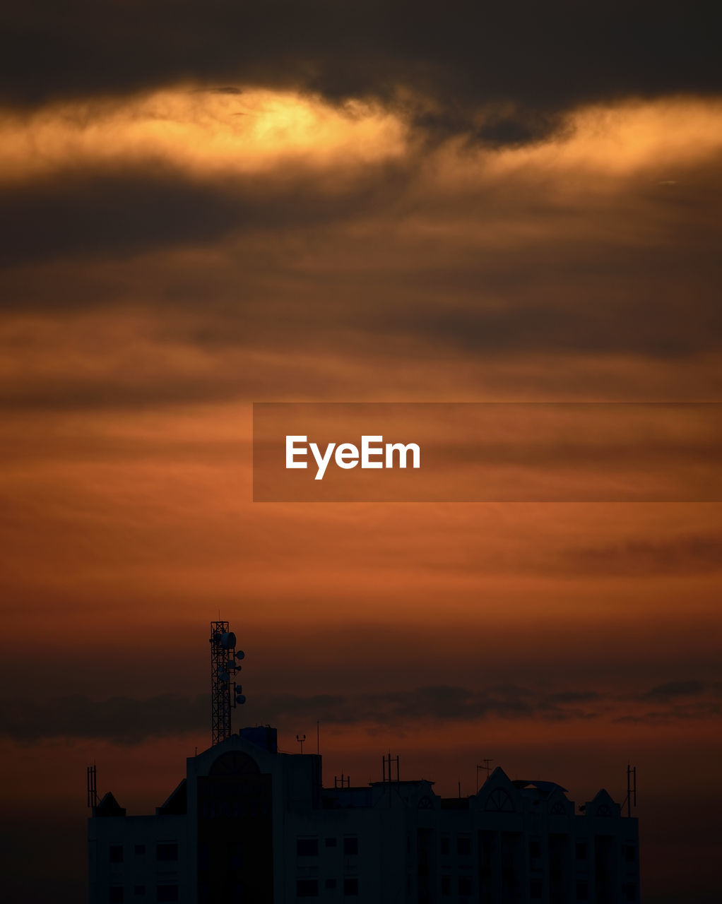 LOW ANGLE VIEW OF BUILDING AGAINST CLOUDY SKY