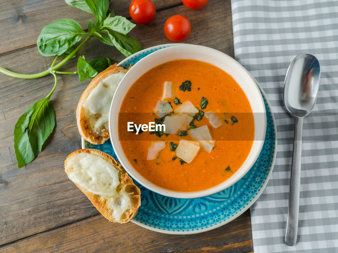 HIGH ANGLE VIEW OF SOUP IN BOWL