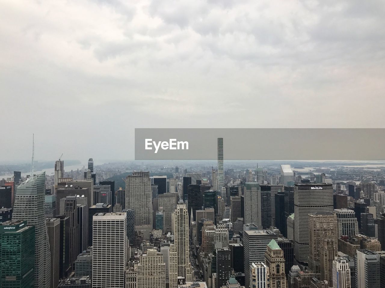 AERIAL VIEW OF BUILDINGS IN CITY