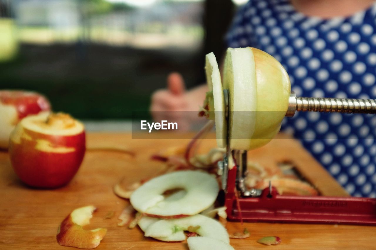 CLOSE-UP OF FRUITS ON CUTTING BOARD