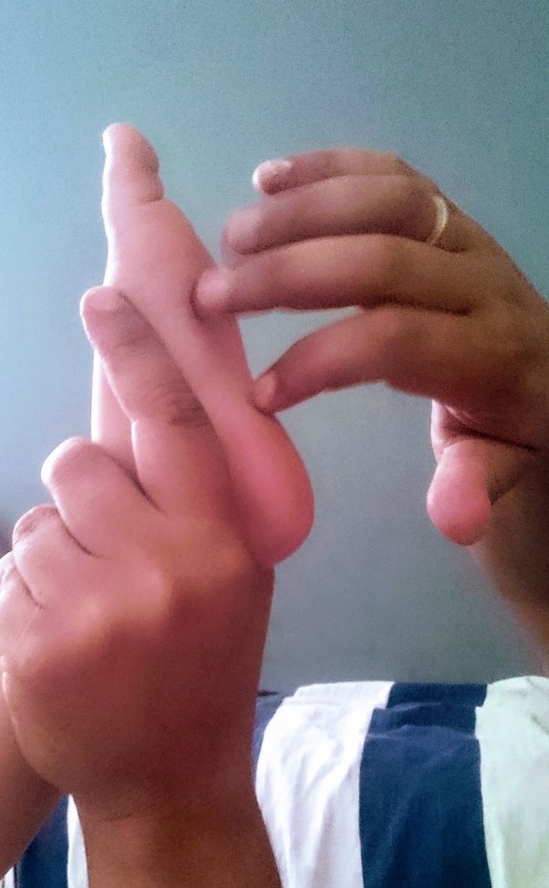 CLOSE-UP OF MAN HAND WITH TATTOO