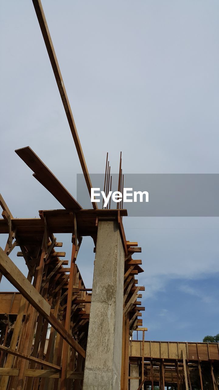 LOW ANGLE VIEW OF WIND TURBINES AGAINST SKY