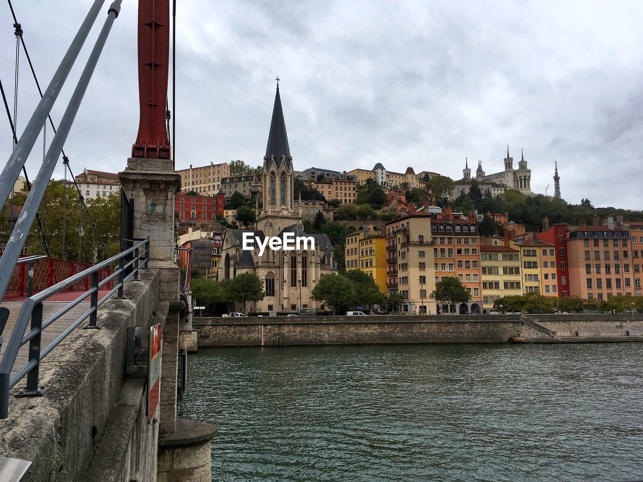 RIVER AMIDST BUILDINGS AGAINST SKY