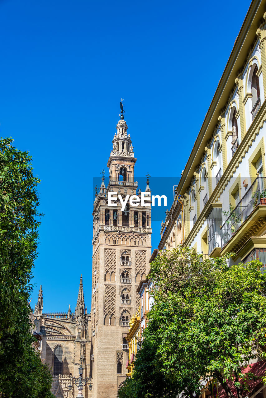 LOW ANGLE VIEW OF BUILDING AGAINST CLEAR BLUE SKY