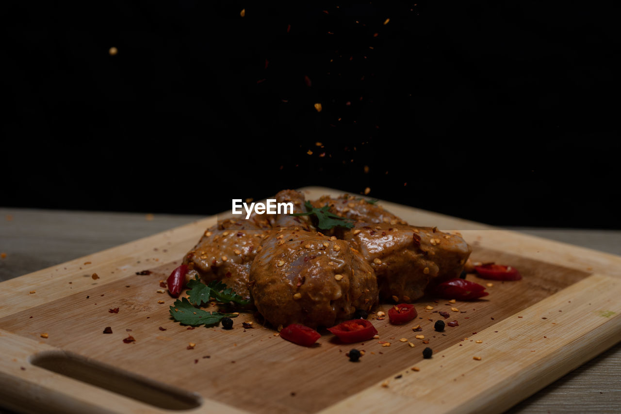 CLOSE-UP OF BURGER ON CUTTING BOARD