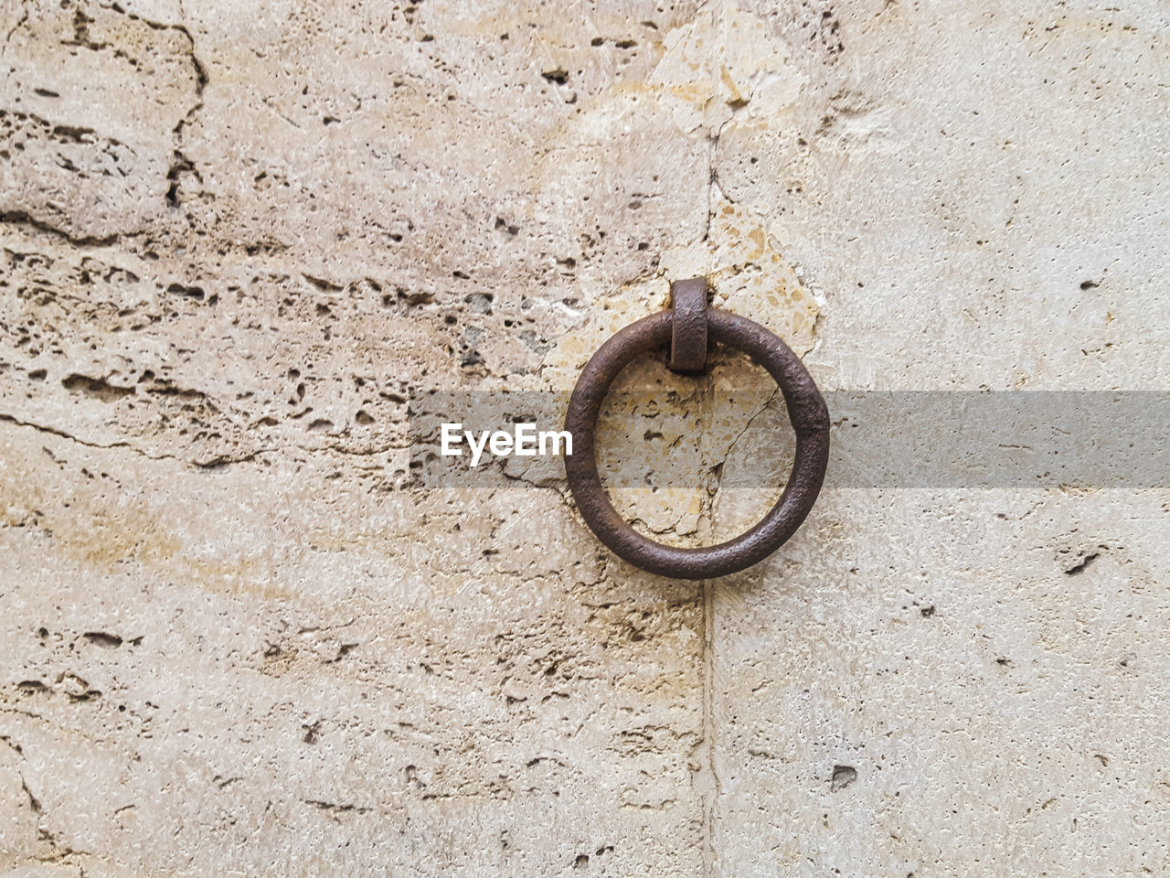 CLOSE-UP OF RUSTY METALLIC WALL