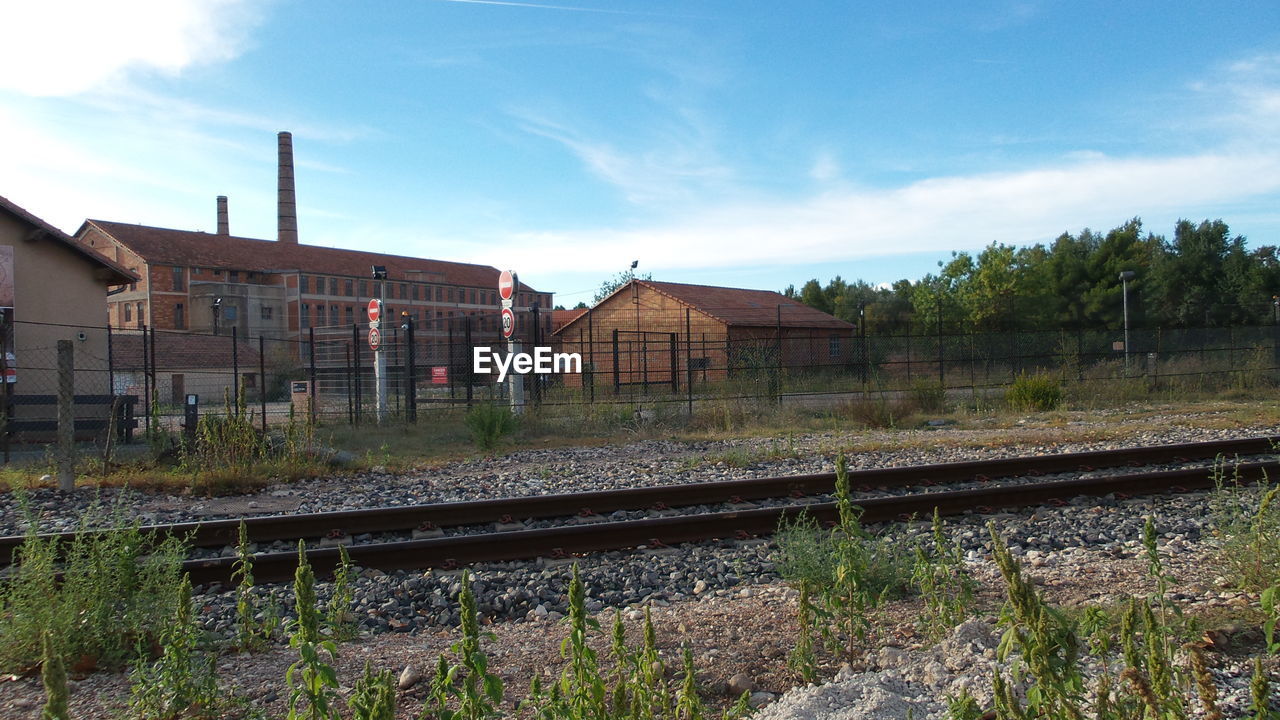 VIEW OF RAILROAD TRACKS AGAINST SKY