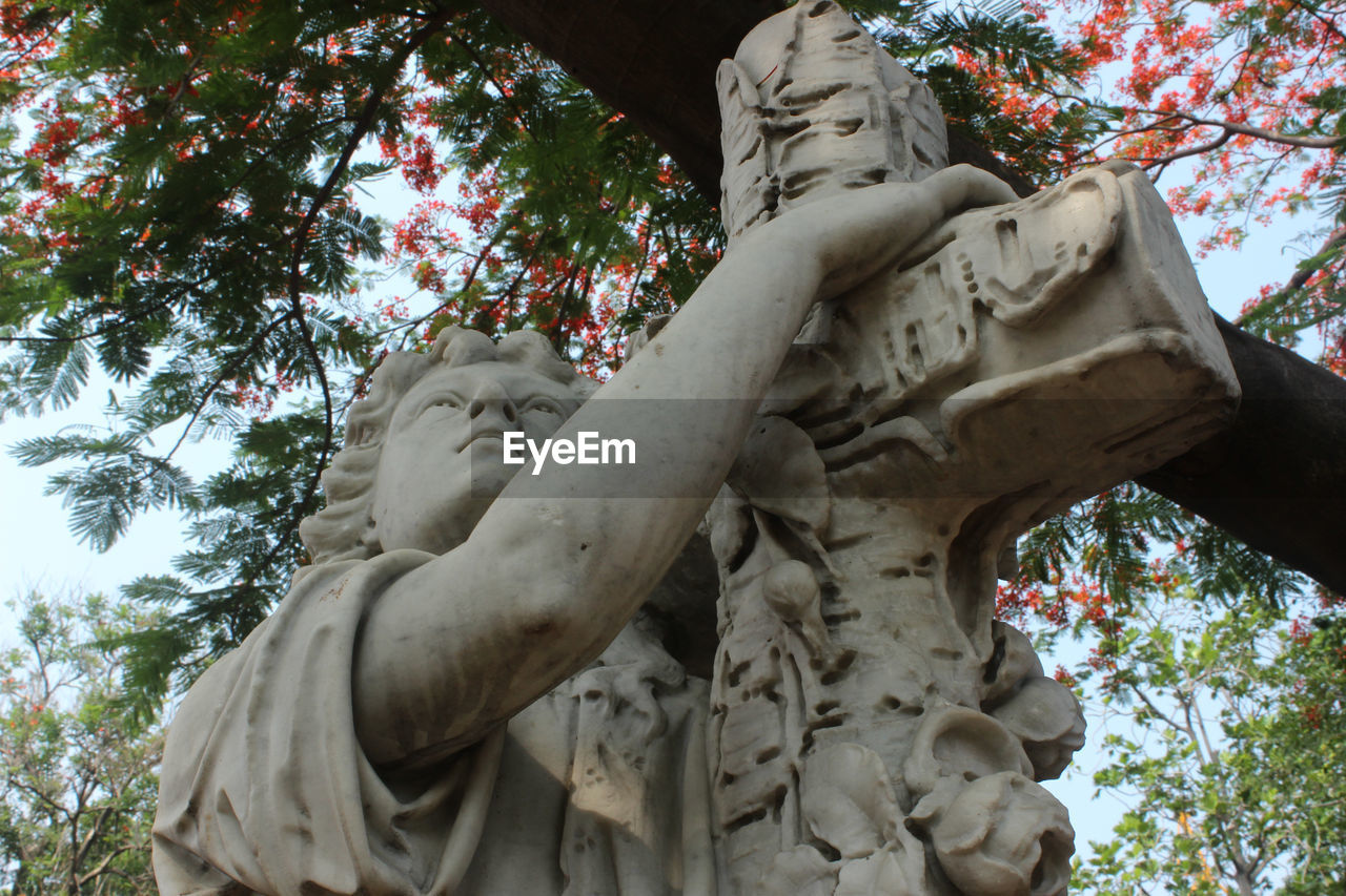 LOW ANGLE VIEW OF STATUE AGAINST SKY