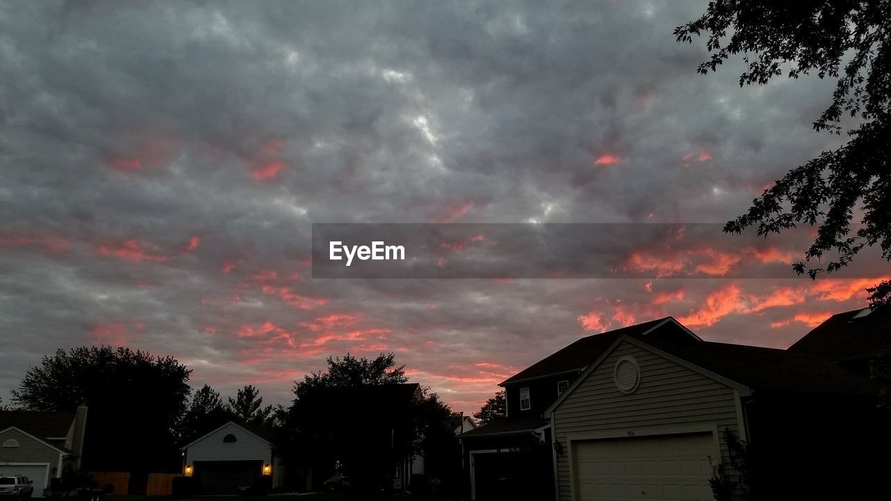 SILHOUETTE BUILDINGS AGAINST SKY AT SUNSET