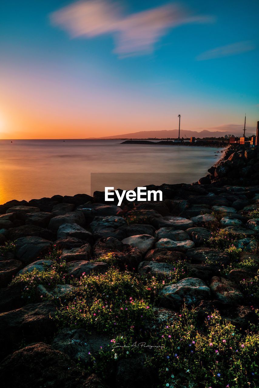 SCENIC VIEW OF SEA AGAINST SUNSET SKY