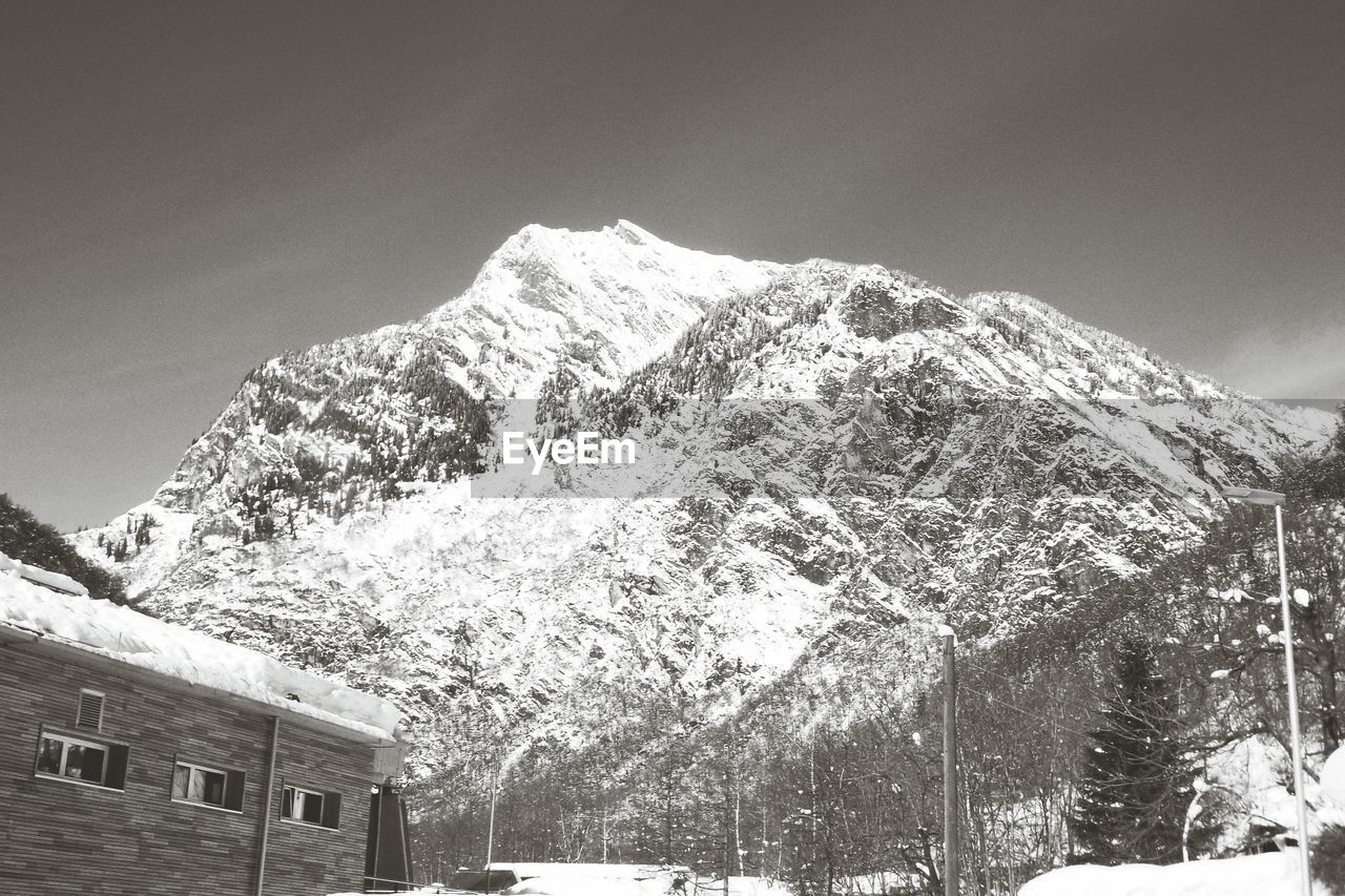 SCENIC VIEW OF SNOW COVERED MOUNTAINS AGAINST SKY