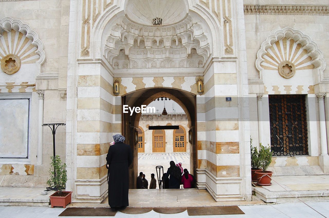 PEOPLE IN FRONT OF HISTORICAL BUILDING