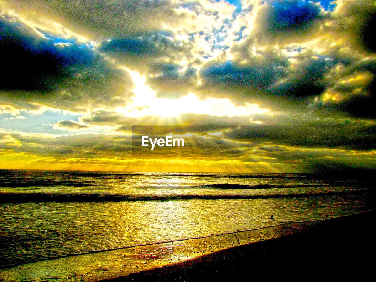 SCENIC VIEW OF SUNSET OVER SEA