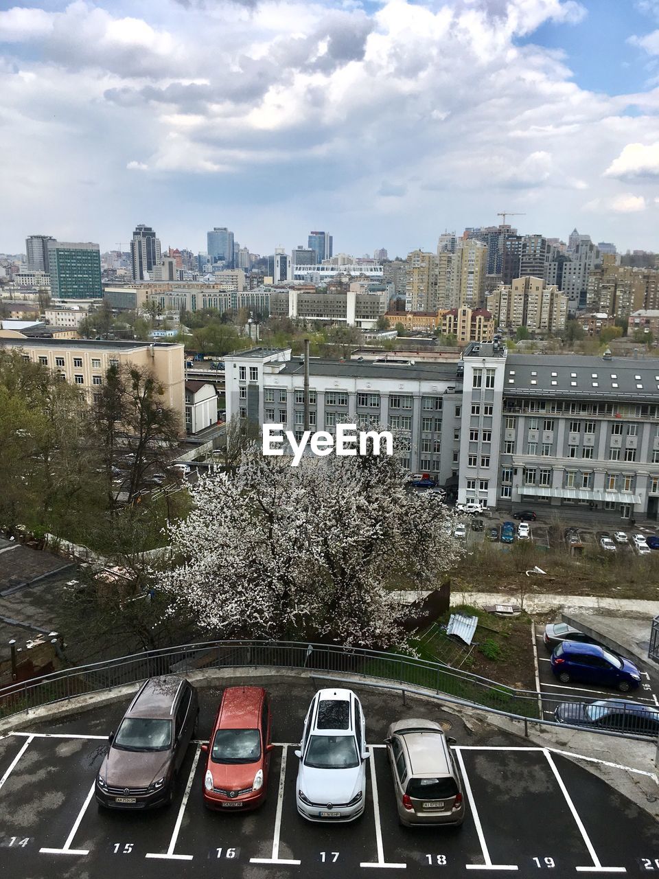 HIGH ANGLE VIEW OF BUILDINGS AGAINST SKY