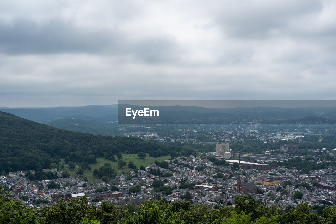 HIGH ANGLE VIEW OF TOWNSCAPE AND CITYSCAPE AGAINST SKY