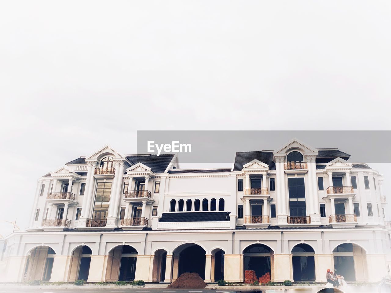 LOW ANGLE VIEW OF BUILDINGS AGAINST SKY