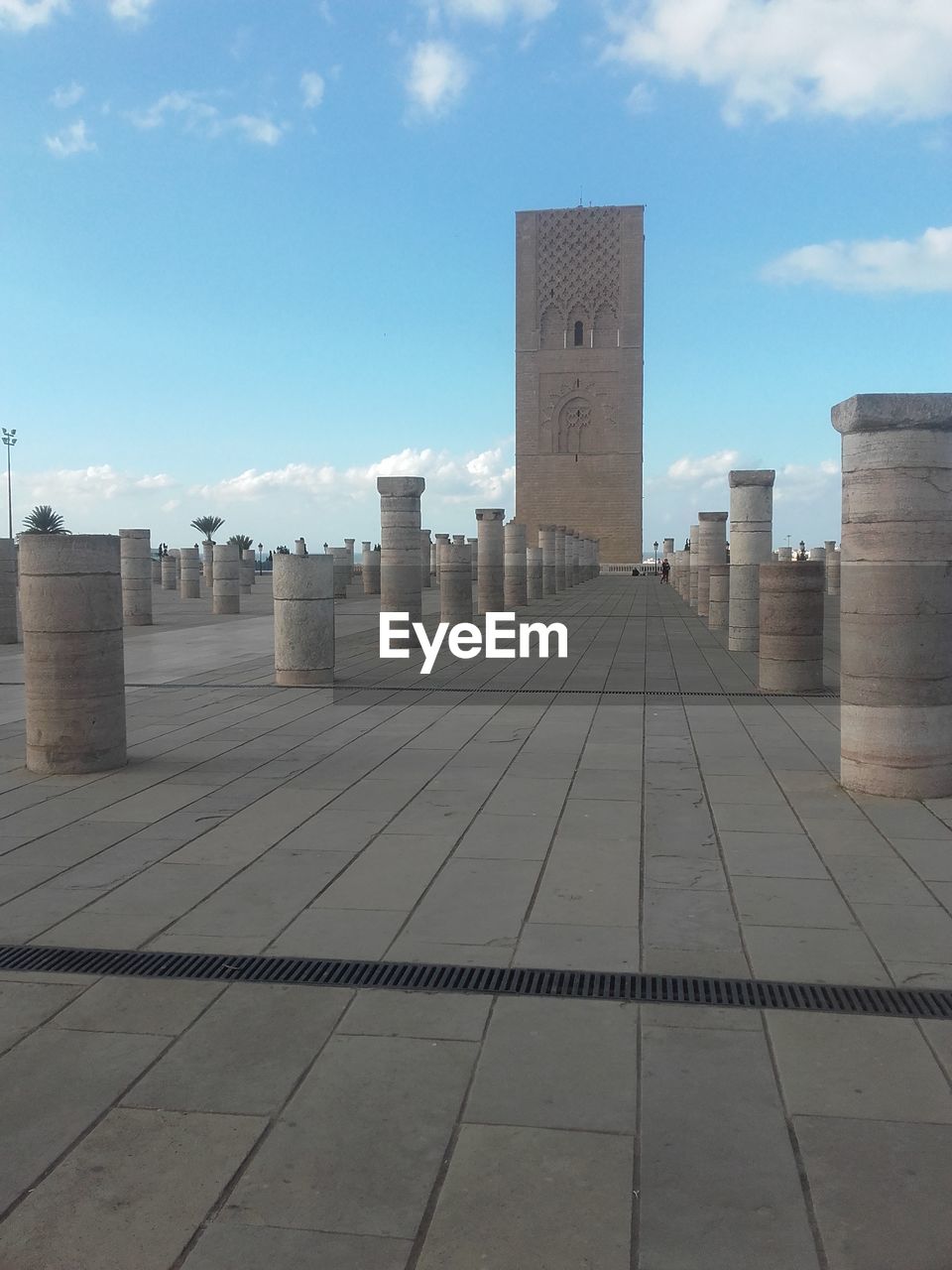 VIEW OF MONUMENT AGAINST SKY