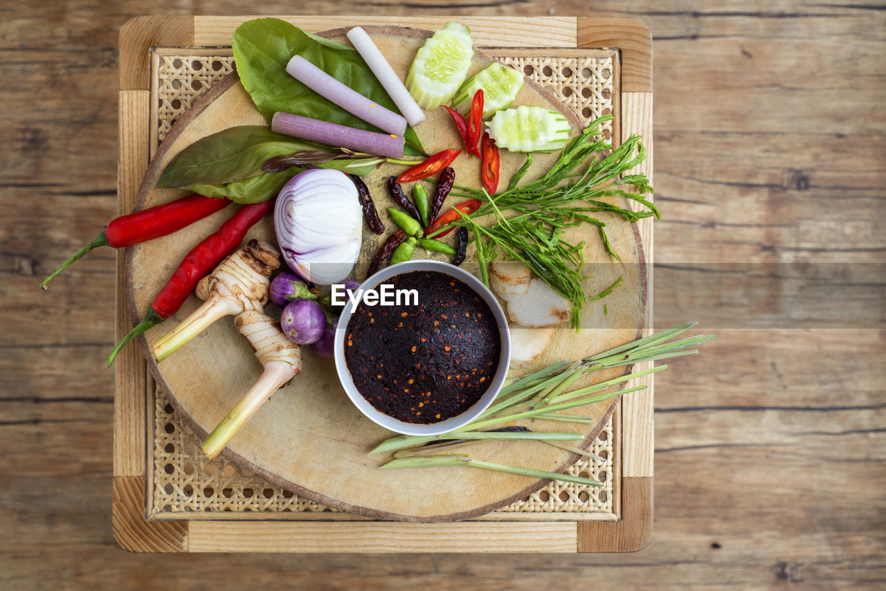 HIGH ANGLE VIEW OF VEGETABLES ON TABLE