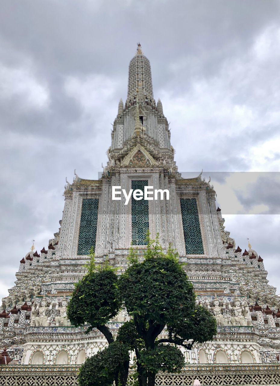 LOW ANGLE VIEW OF A BUILDING AGAINST CLOUDY SKY