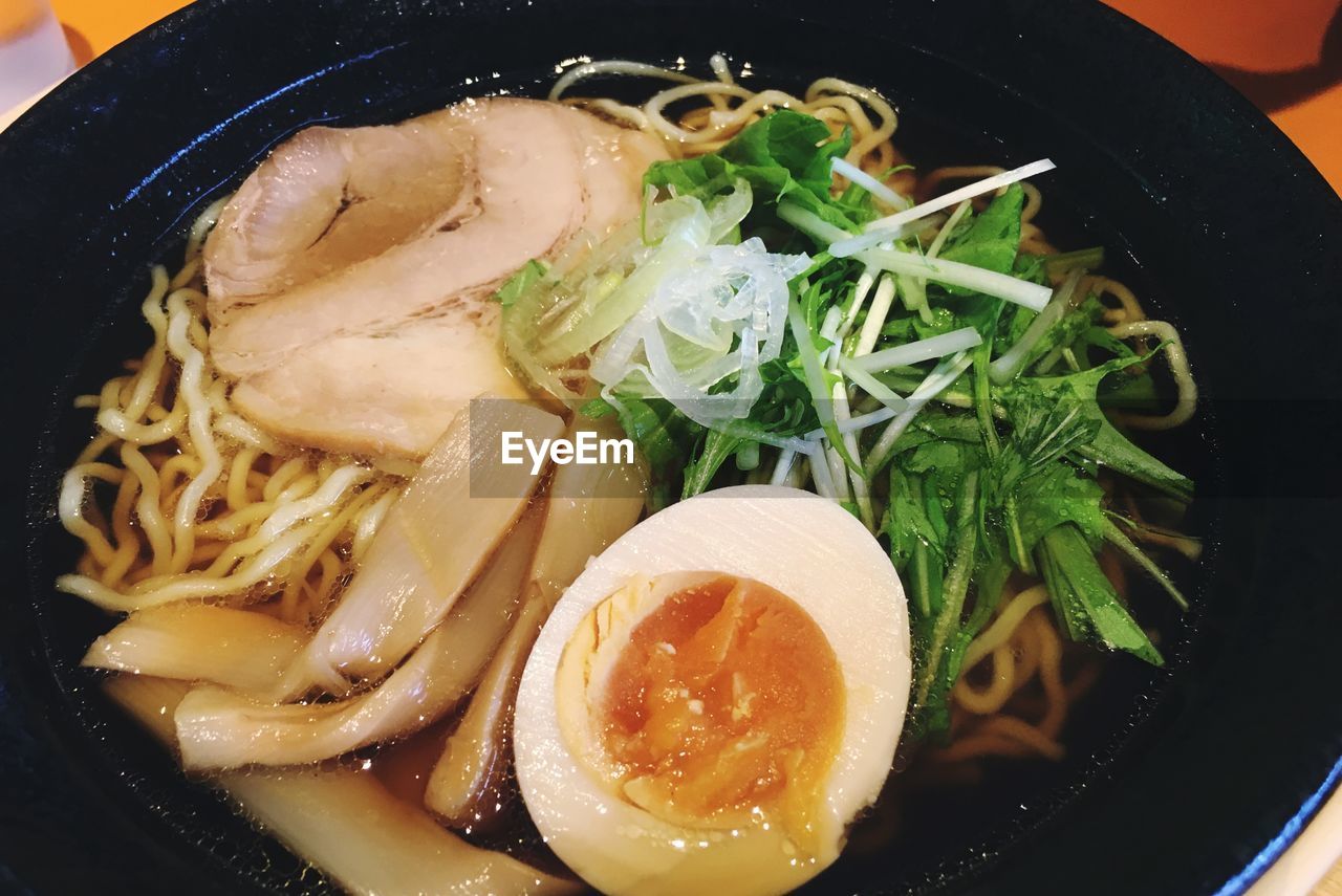 HIGH ANGLE VIEW OF SOUP IN BOWL