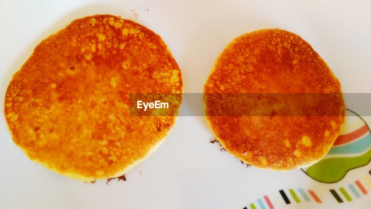 CLOSE-UP OF FOOD OVER WHITE BACKGROUND