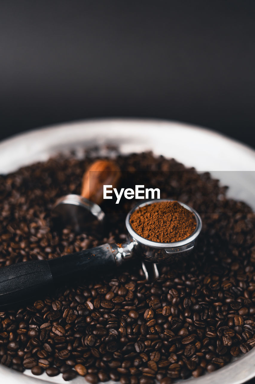 HIGH ANGLE VIEW OF COFFEE BEANS IN BOWL