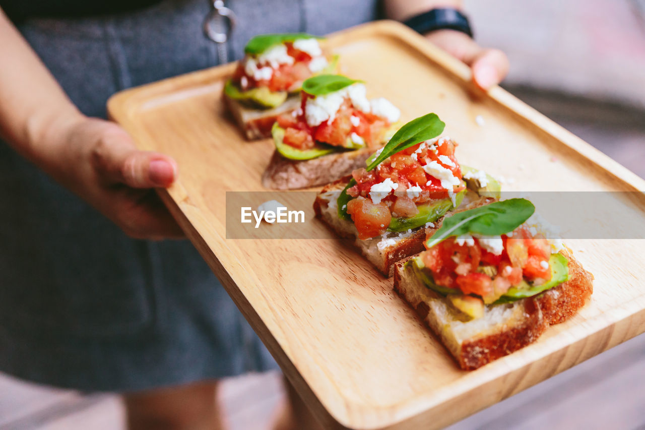 CLOSE-UP OF HAND HOLDING FOOD