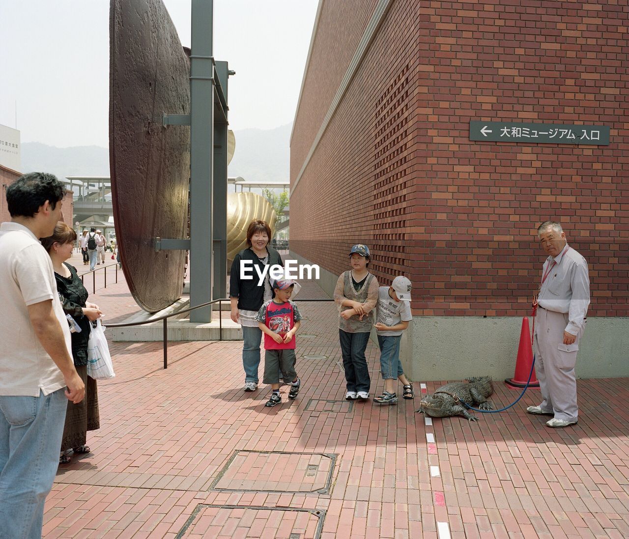 GROUP OF PEOPLE AT SIDEWALK IN CITY