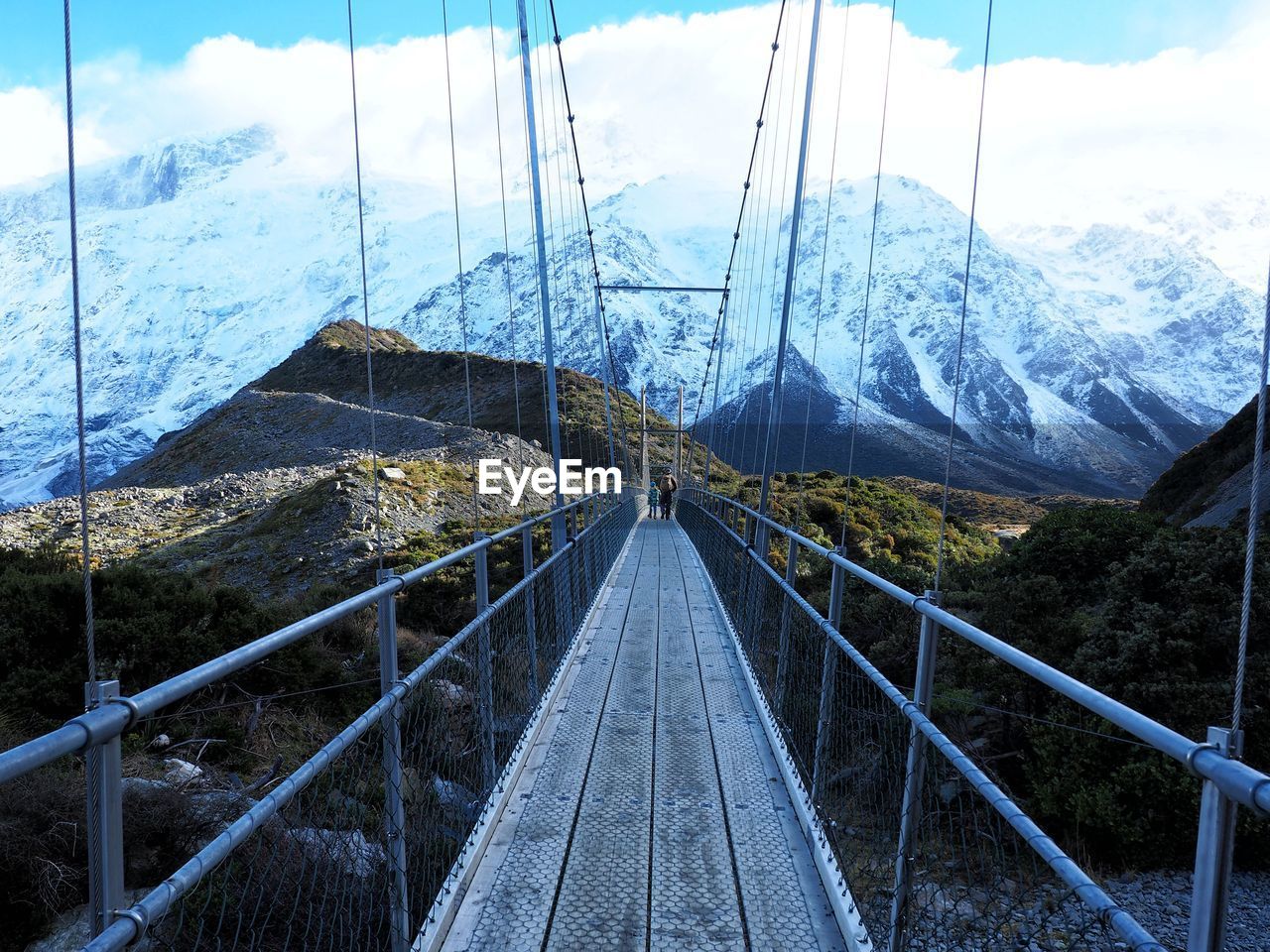 Footbridge leading towards tasman glacier