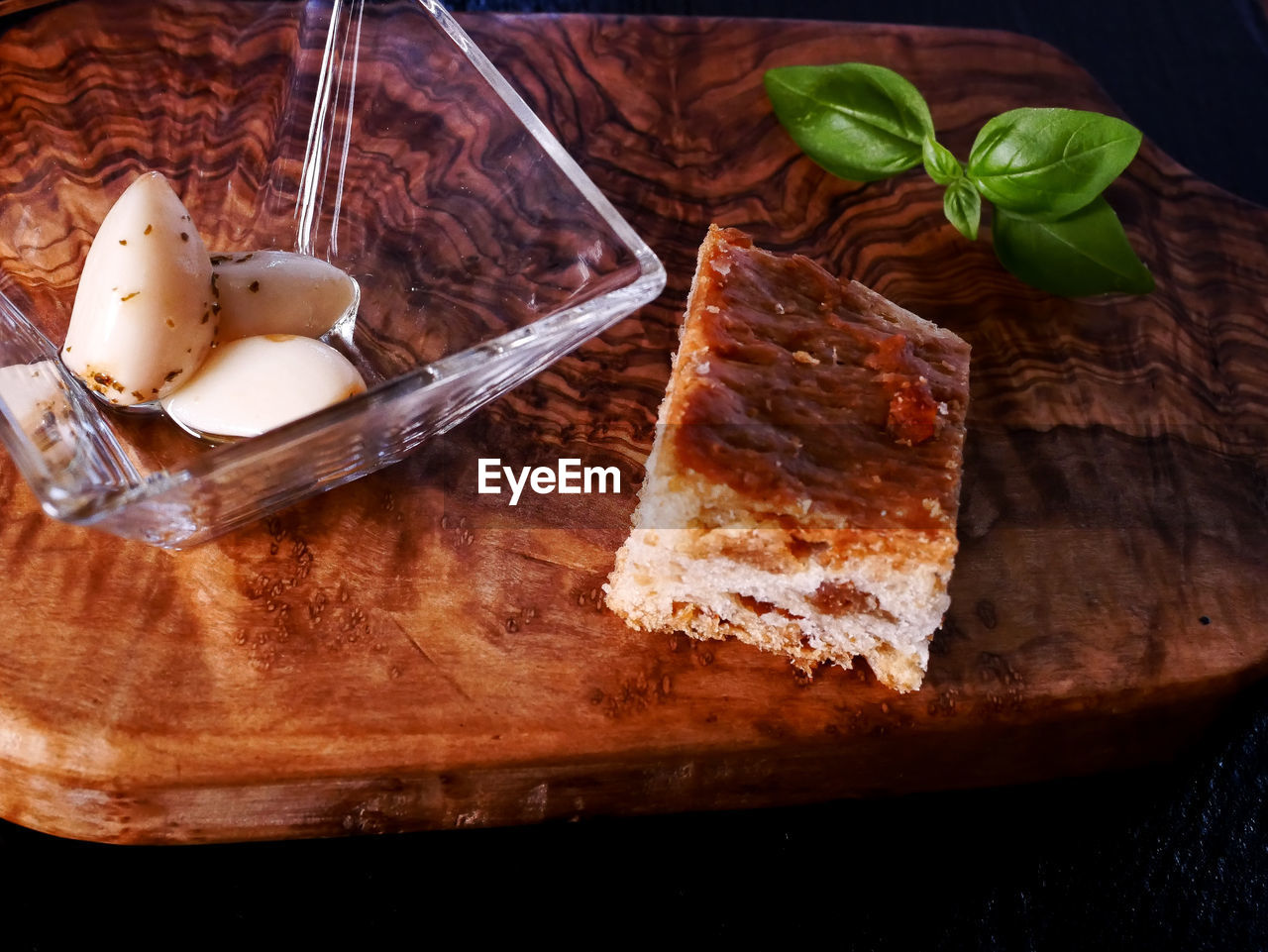 HIGH ANGLE VIEW OF BREAD ON PLATE