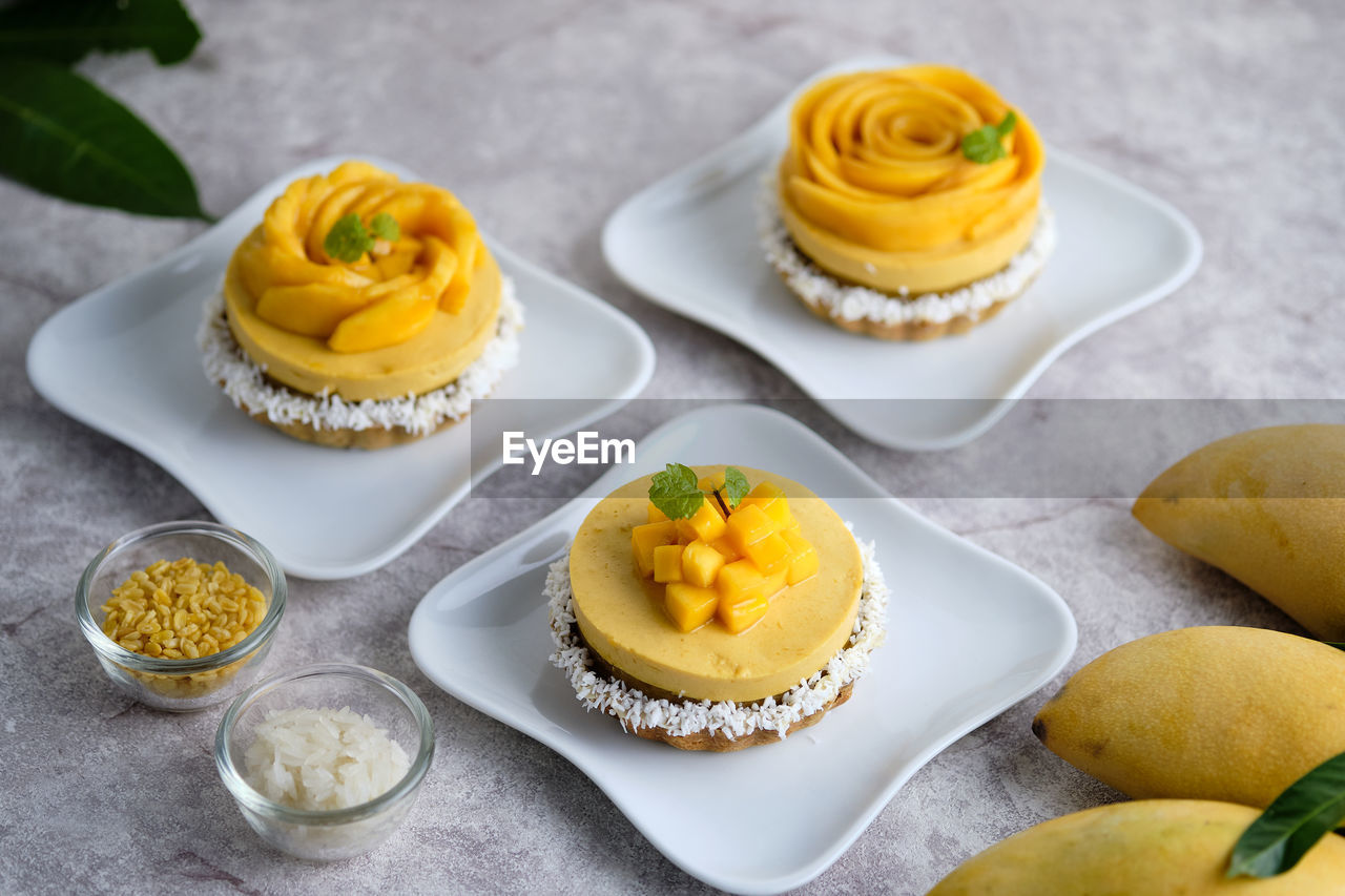 HIGH ANGLE VIEW OF CUPCAKES ON PLATE