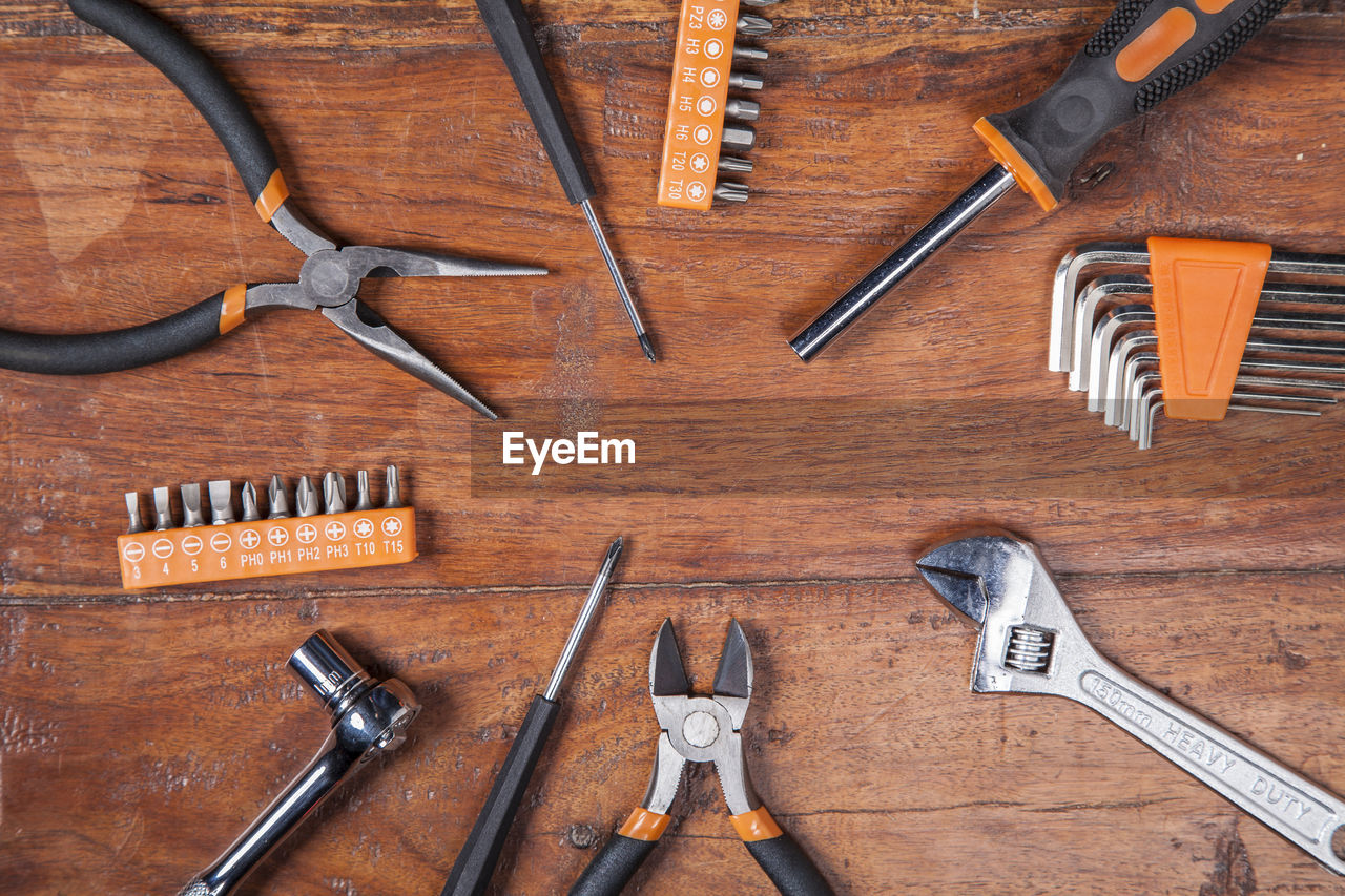 DIRECTLY ABOVE SHOT OF TOOLS ON WOODEN TABLE