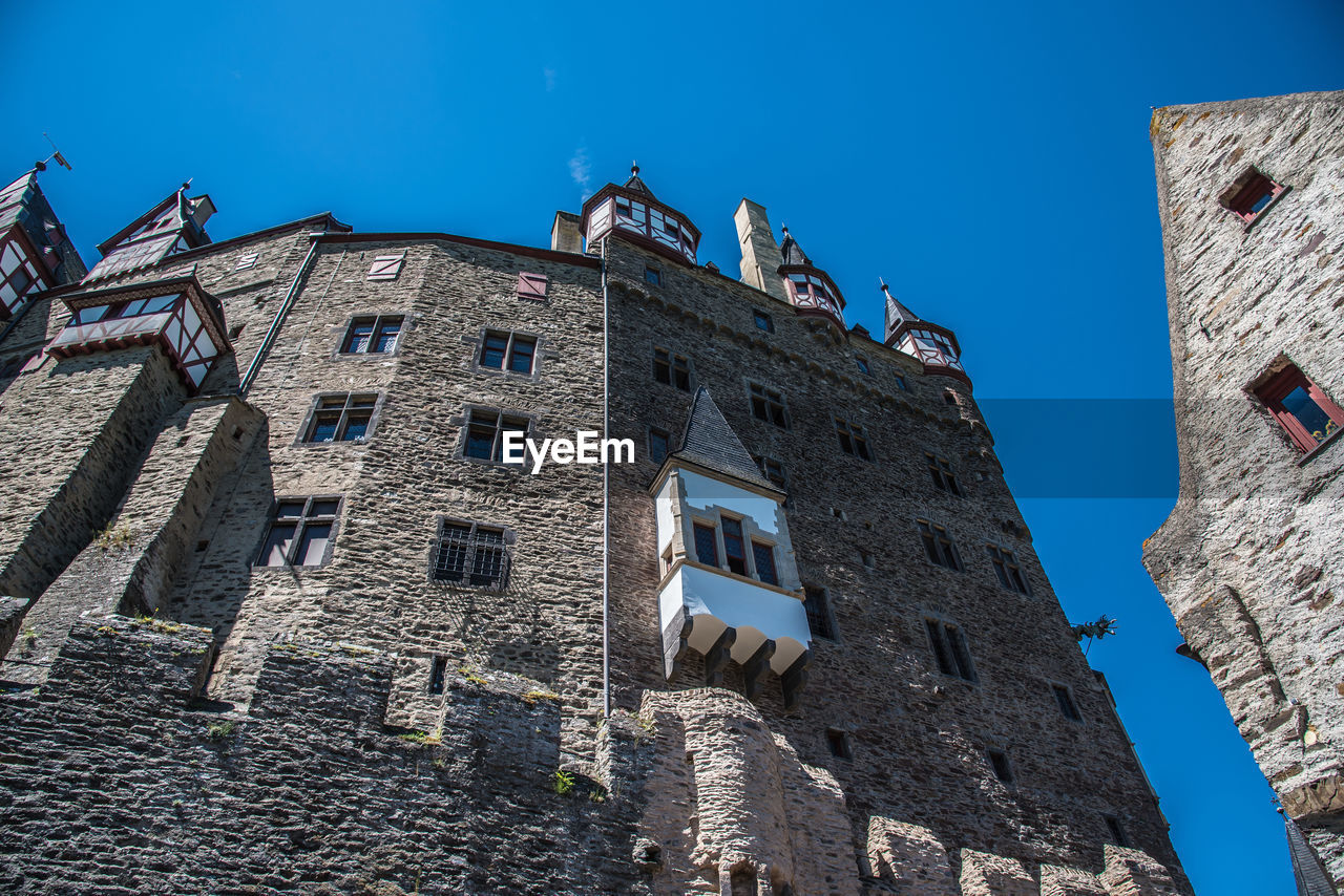 LOW ANGLE VIEW OF HISTORICAL BUILDING AGAINST BLUE SKY