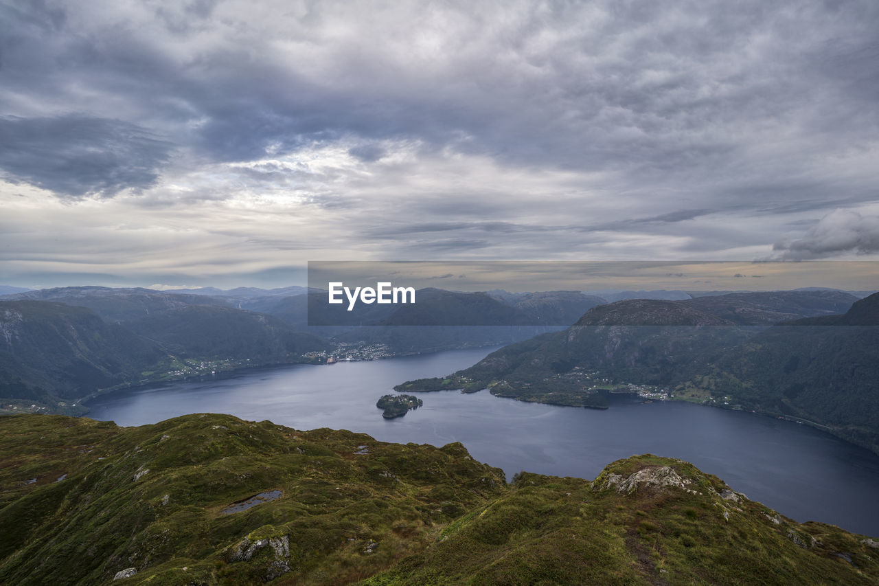 SCENIC VIEW OF LAKE AMIDST MOUNTAINS AGAINST SKY