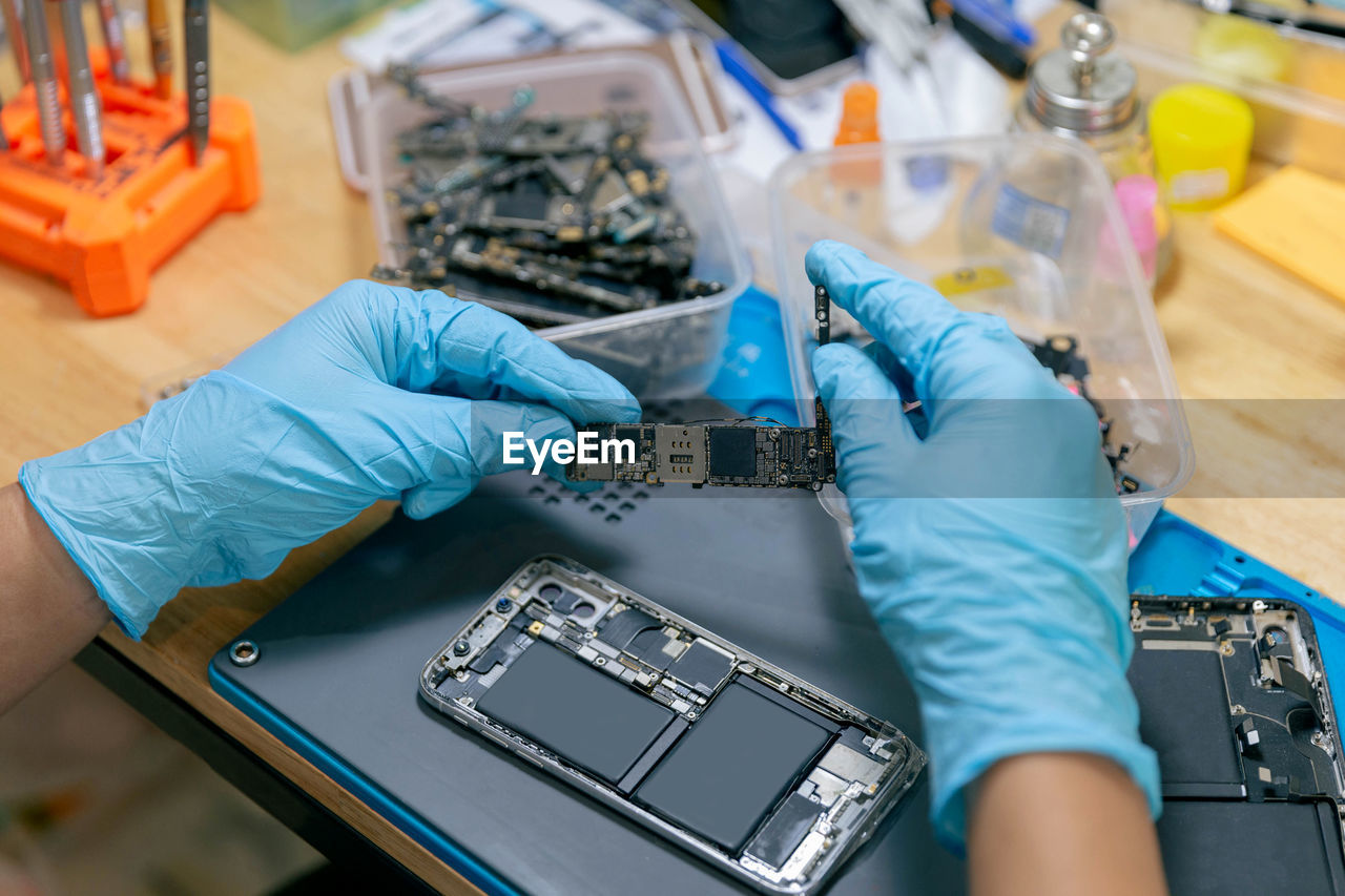 Cropped hand of engineer repairing smart phone