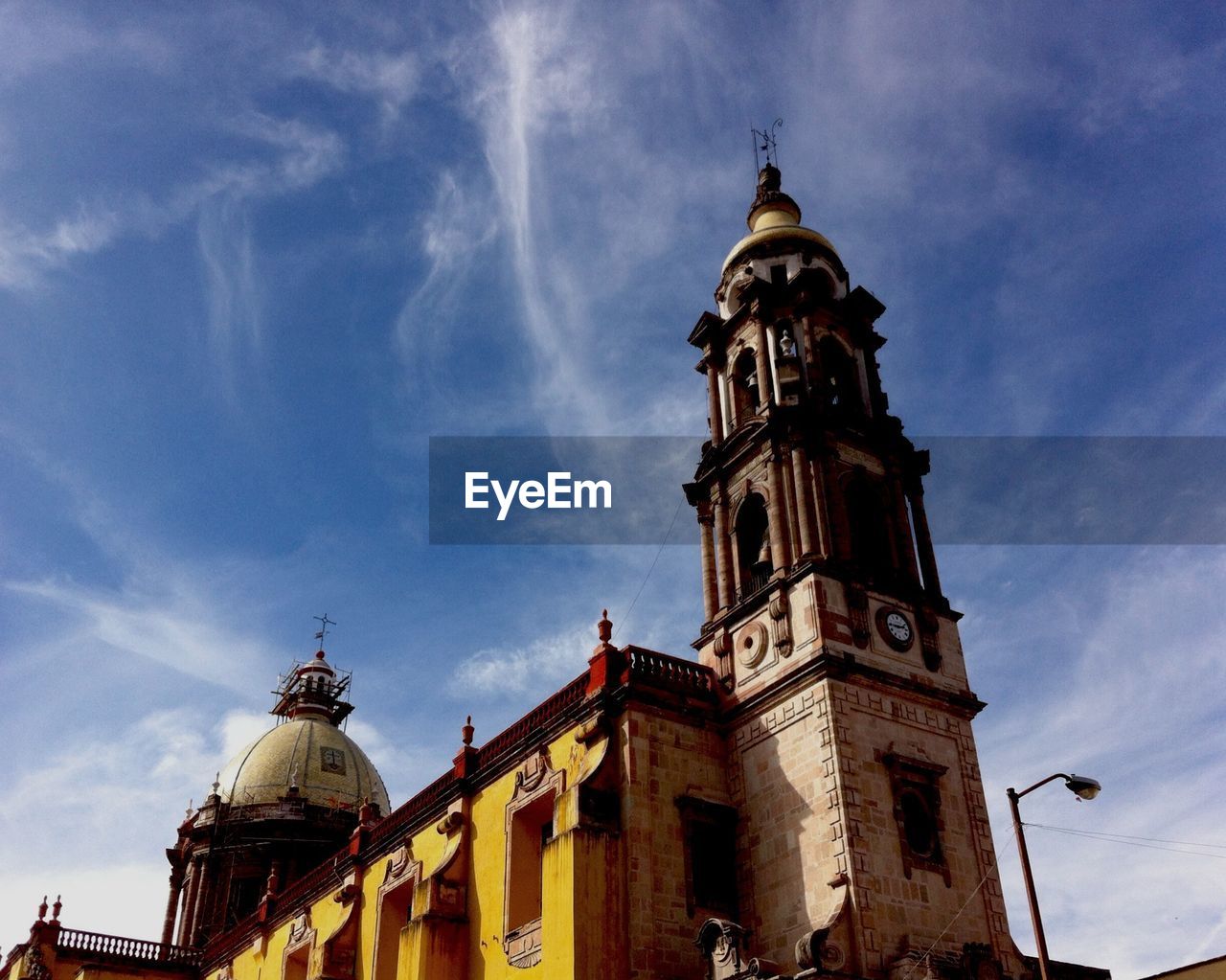 LOW ANGLE VIEW OF BUILDINGS AGAINST CLOUDY SKY