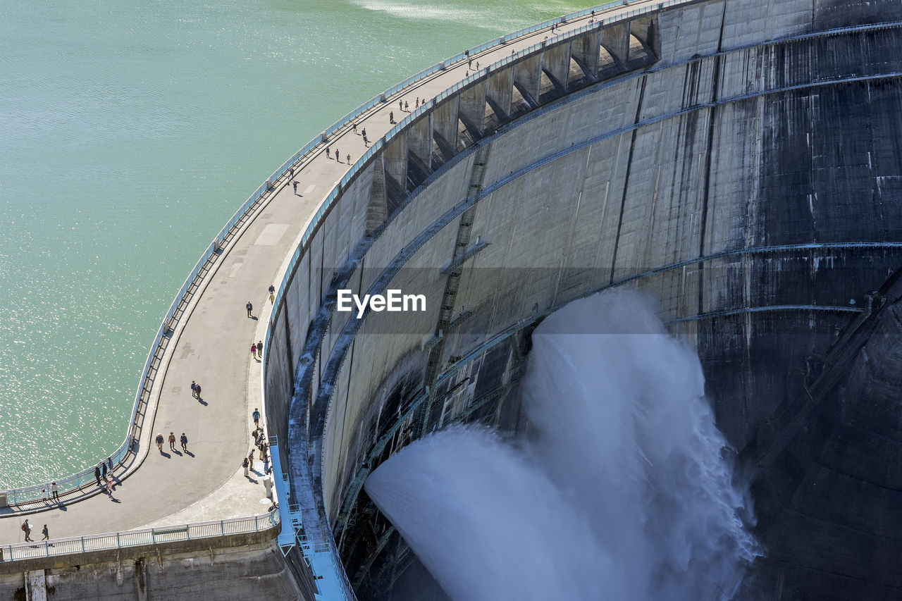 HIGH ANGLE VIEW OF WATER FLOWING IN DAM