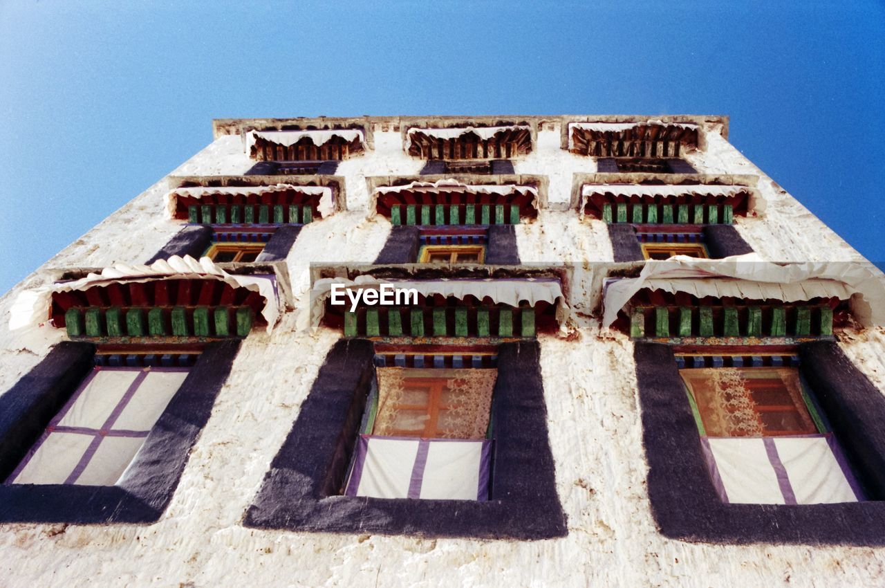 LOW ANGLE VIEW OF OLD BUILDING AGAINST SKY