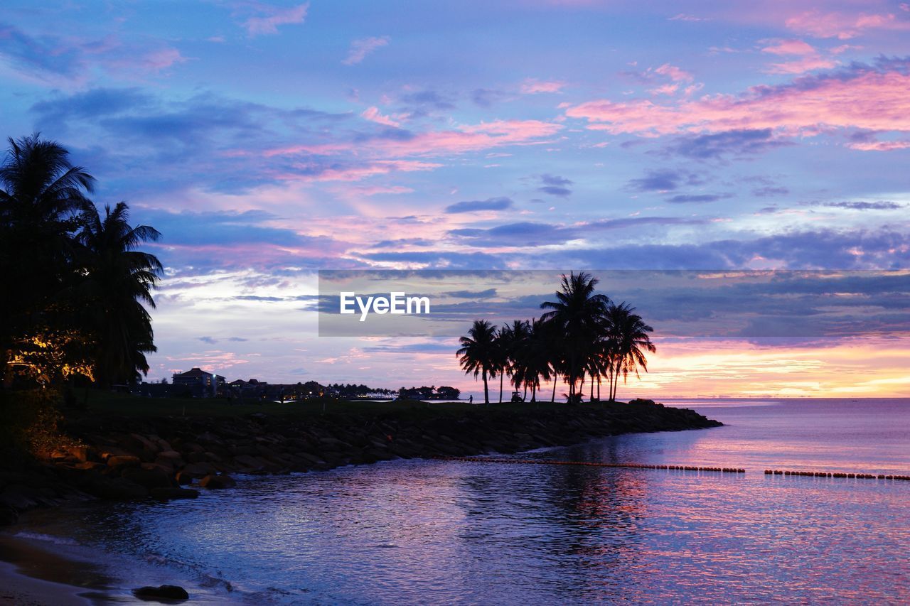 SCENIC VIEW OF SEA AGAINST SKY AT SUNSET